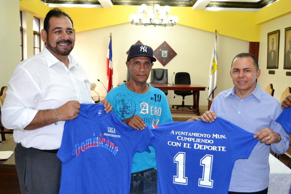 Alcalde municipal Remberto Cruz entrega Tichers a la delegación deportiva Liga Antonio Concepción de Moca